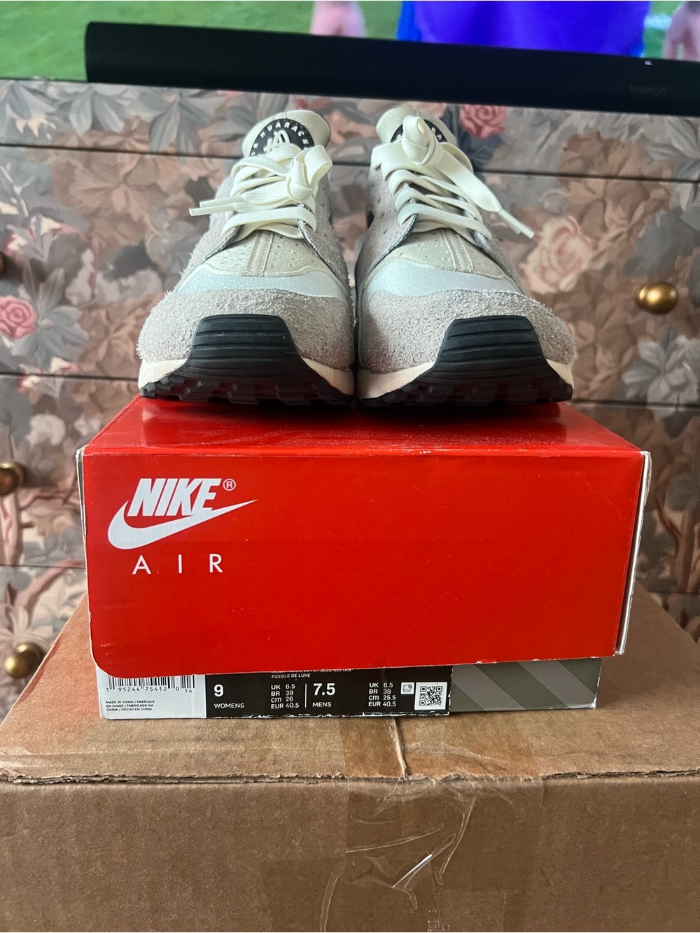Nike huarache style Beige & Black Women's Sneakers